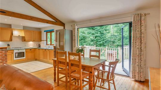 LP6434 Gardeners Family Premier interior19 800 2